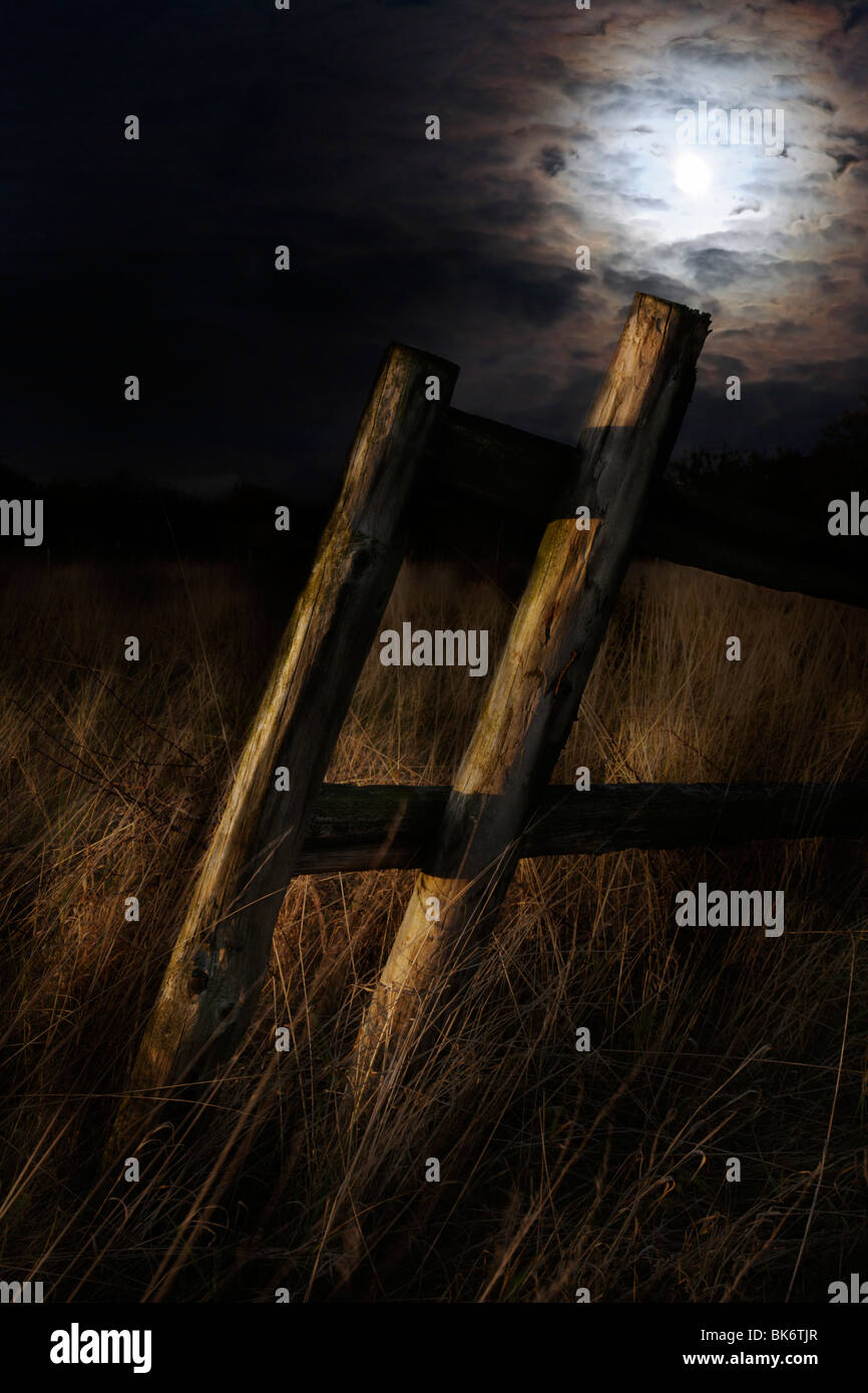 Un vecchio rotto staccionata in legno al chiaro di luna. Foto Stock