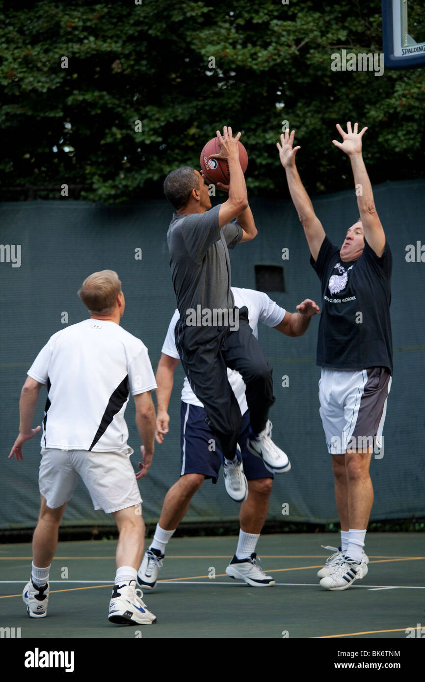 Il presidente Barack Obama spara durante una partita con il Segretariato del Gabinetto e i membri del Congresso sulla Casa Bianca pallacanestro Foto Stock