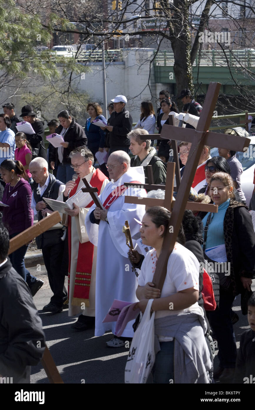 I cattolici romani di vari gruppi etnici partecipare il Venerdì Santo in una processione di 'Le stazioni della croce' Foto Stock