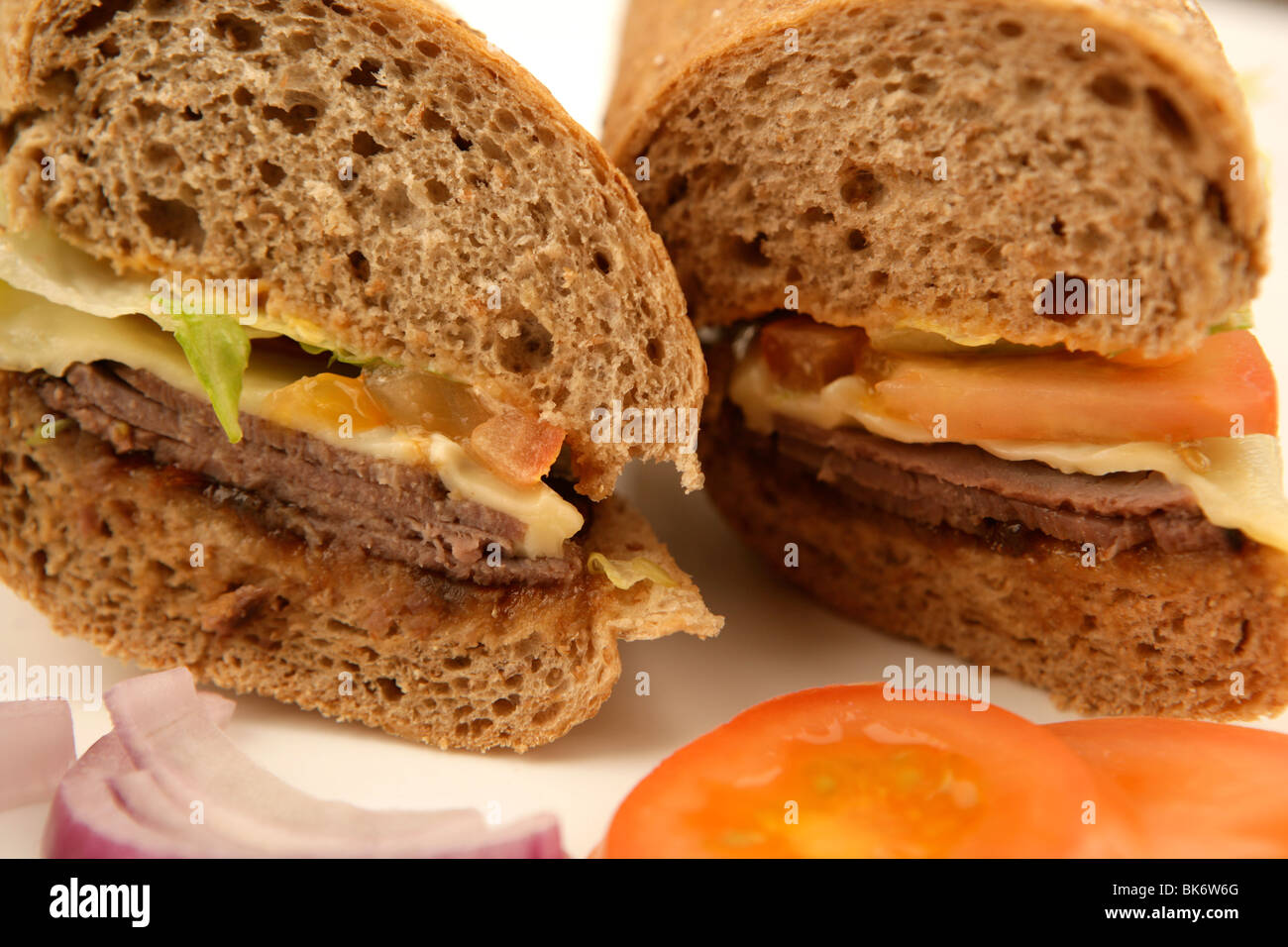 Carne di manzo caldo / Insalata Sandwich del rullo Foto Stock