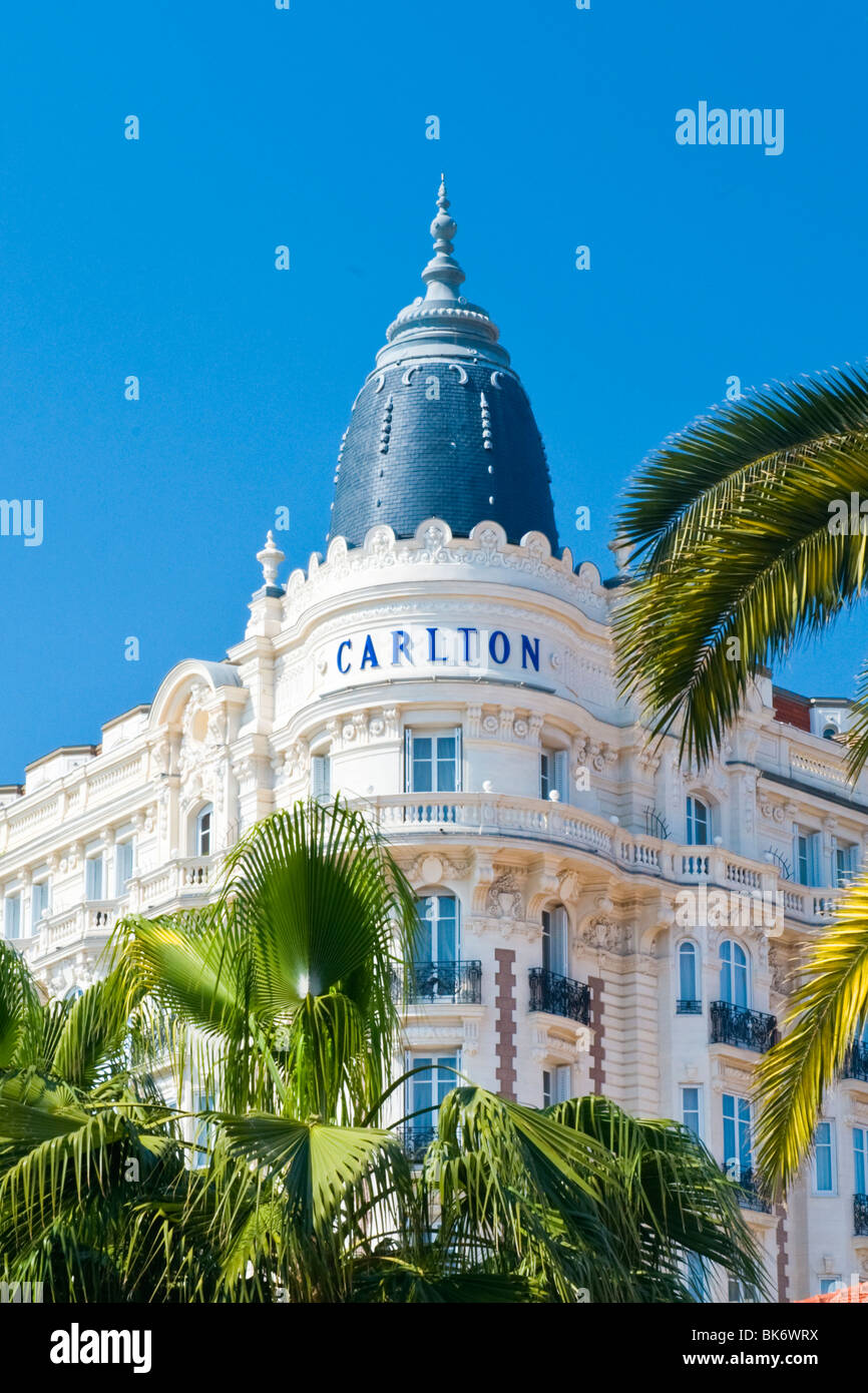 Cannes , Boulevard de la Croisette , facciata ad angolo tetto e dettaglio di lusso Carlton Hotel Inter Continental con palme Foto Stock