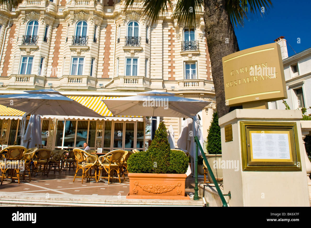 Cannes , Boulevard de la Croisette , terrazza ristorante & menu e segno di lusso Carlton Inter Continental Hotel Foto Stock