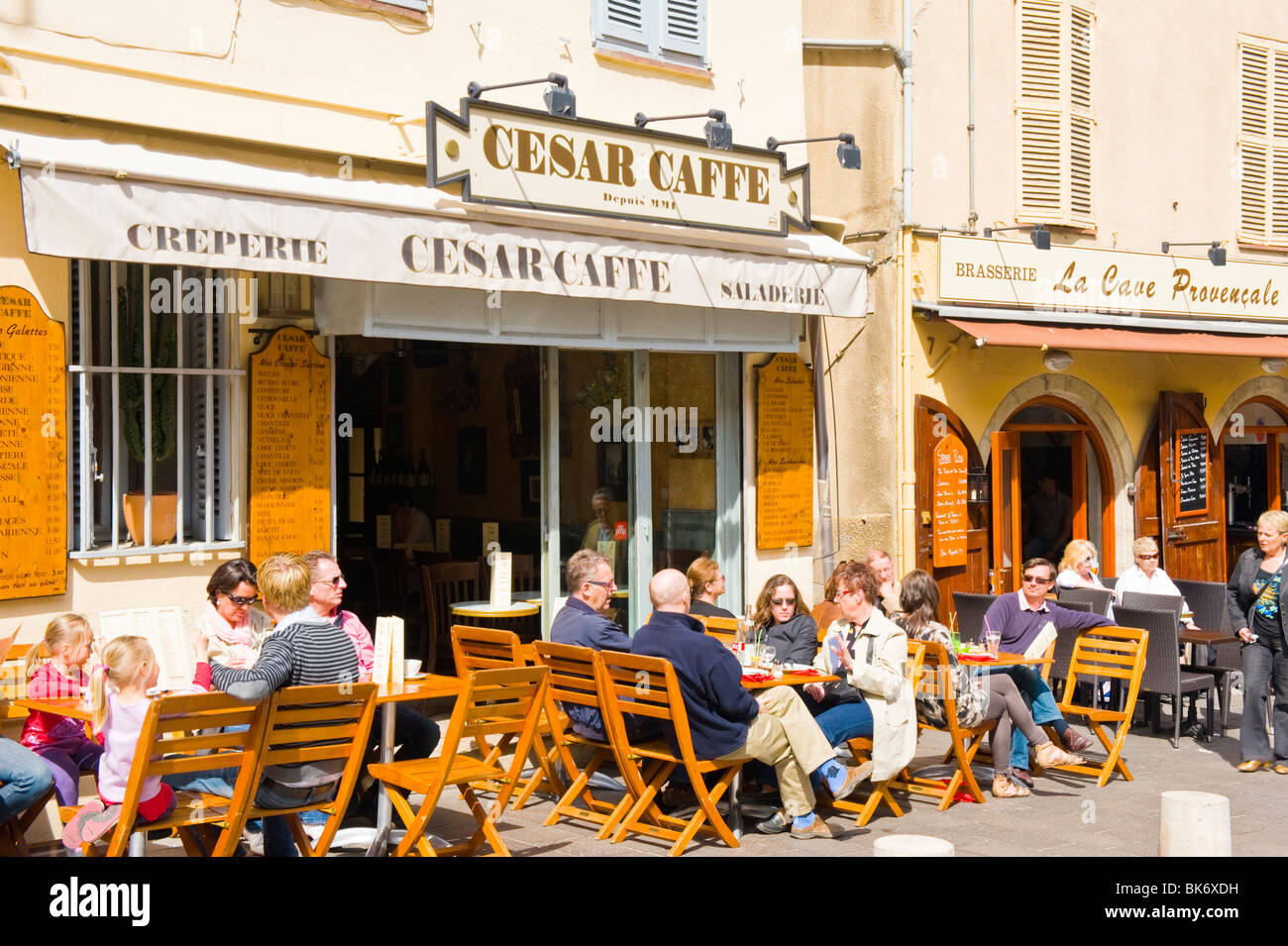 Vecchio Antibes , Cesar Caffe , tipico creperia , saladerie , salad bar , cafe bistro , bistrot , diners godere di sole e di Primavera Foto Stock