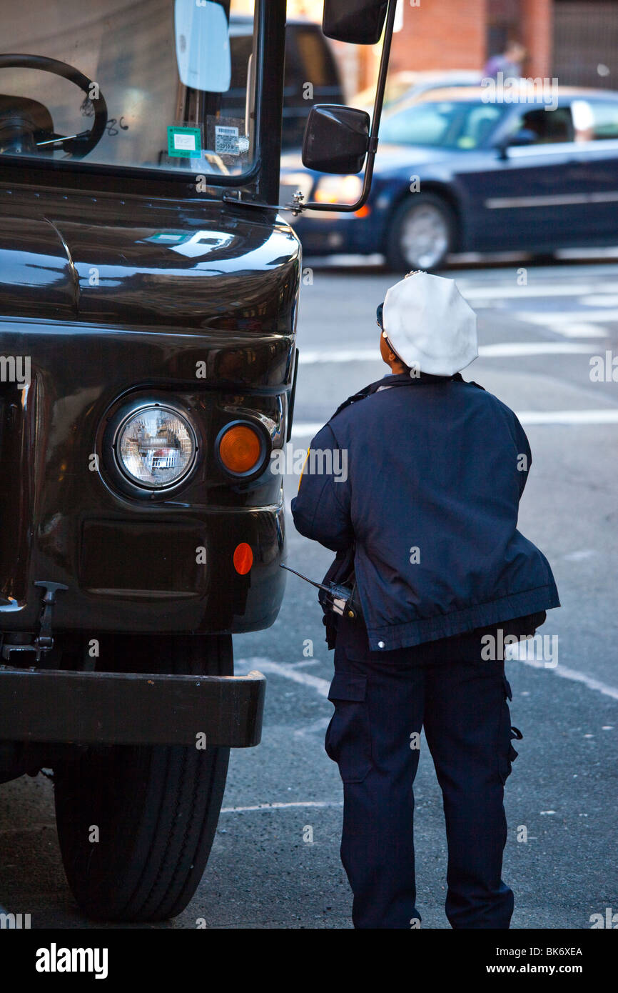 Polizia stradale di scrivere un biglietto di parcheggio in Tribeca New York Foto Stock