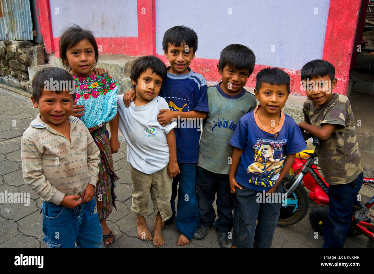 I bambini del villaggio Pacelamiento Pamojila comune di San Juan La Laguna, lago Atitlan regione Guatelama Foto Stock