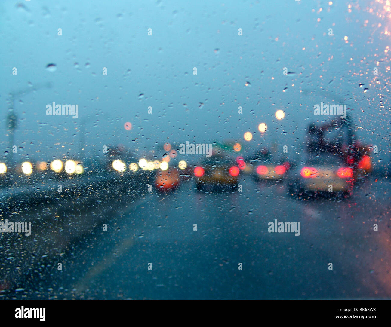 Il traffico in pioggia su autostrada Foto Stock