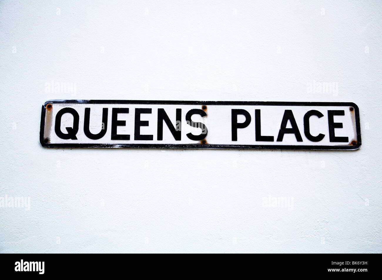 Queens posto il nome di una via sulla parete bianca Foto Stock