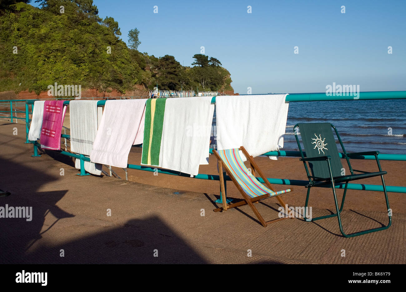 Asciugamani da spiaggia di essiccazione al sole Foto Stock