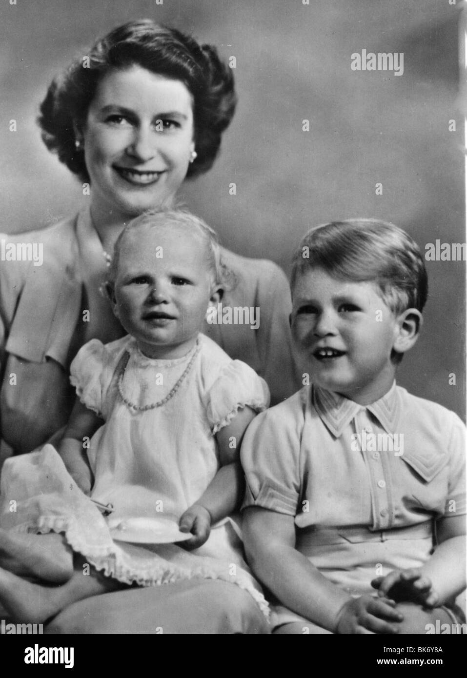 La Regina Elisabetta II con la Principessa Anna e il Principe Charles circa 1951 Foto Stock