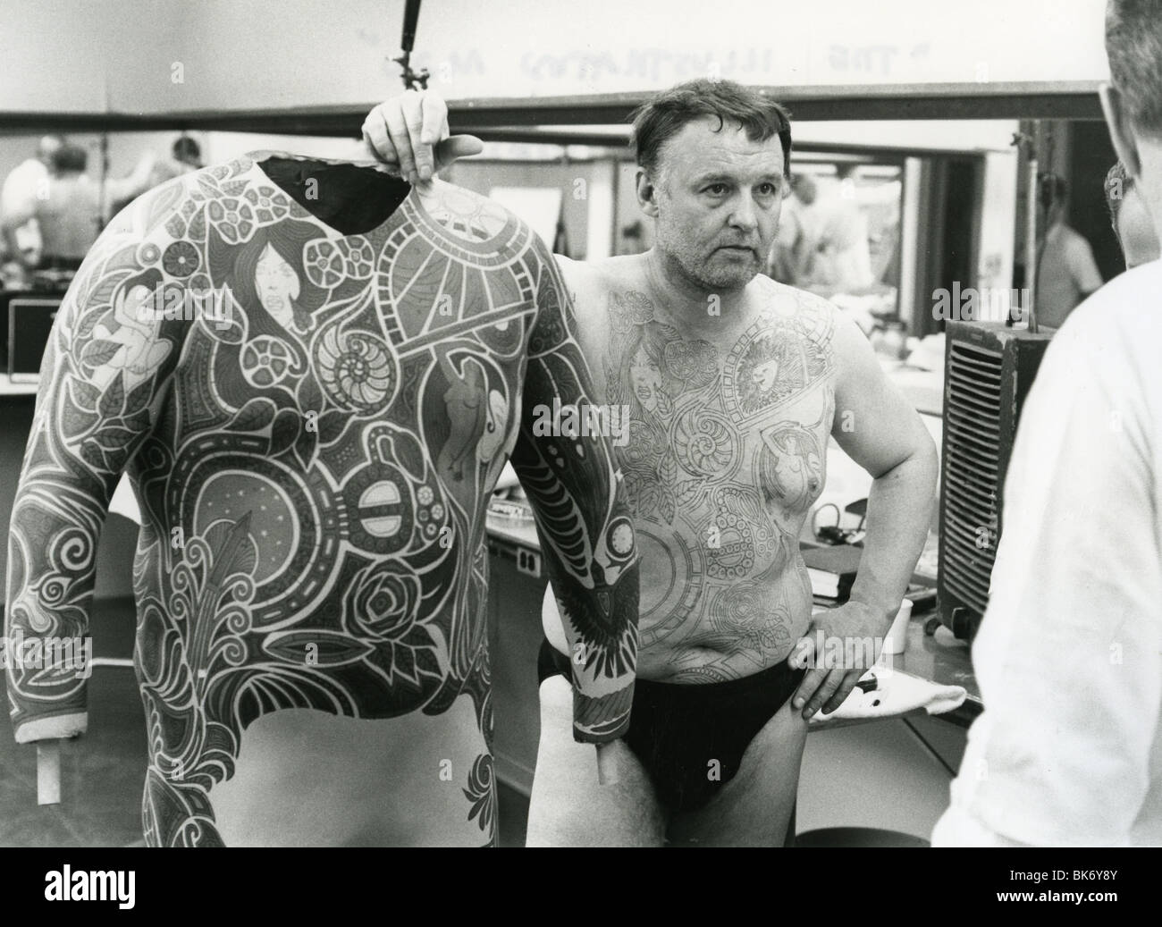 ROD STEIGER nel trucco per 1969 Warner film l'uomo illustrato con le illustrazioni per il tatuaggio ha avuto dipinta su Foto Stock
