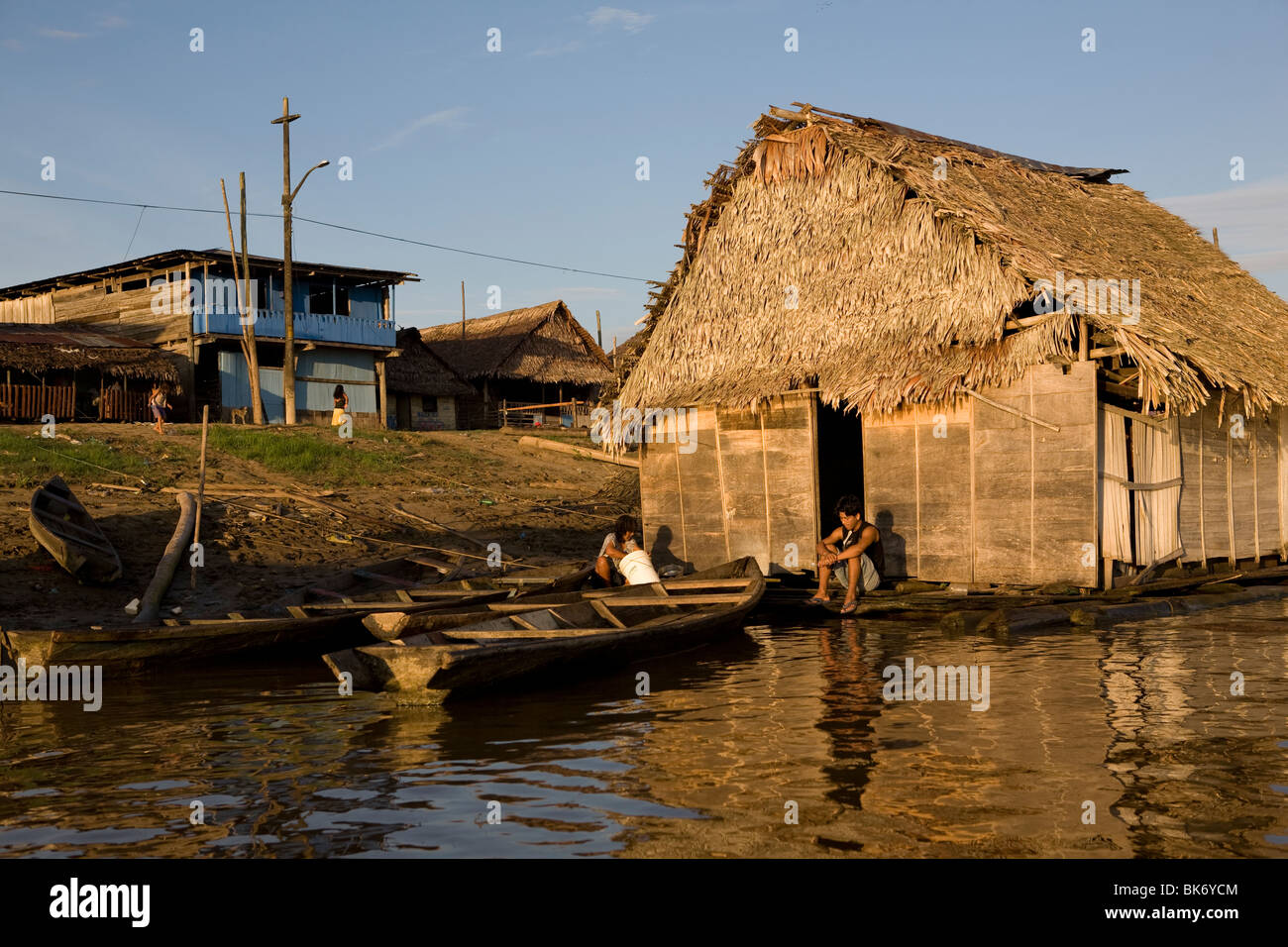 Casa barche nel fiume Itaya a Iquitos, Perù il bacino amazzonico. Foto Stock