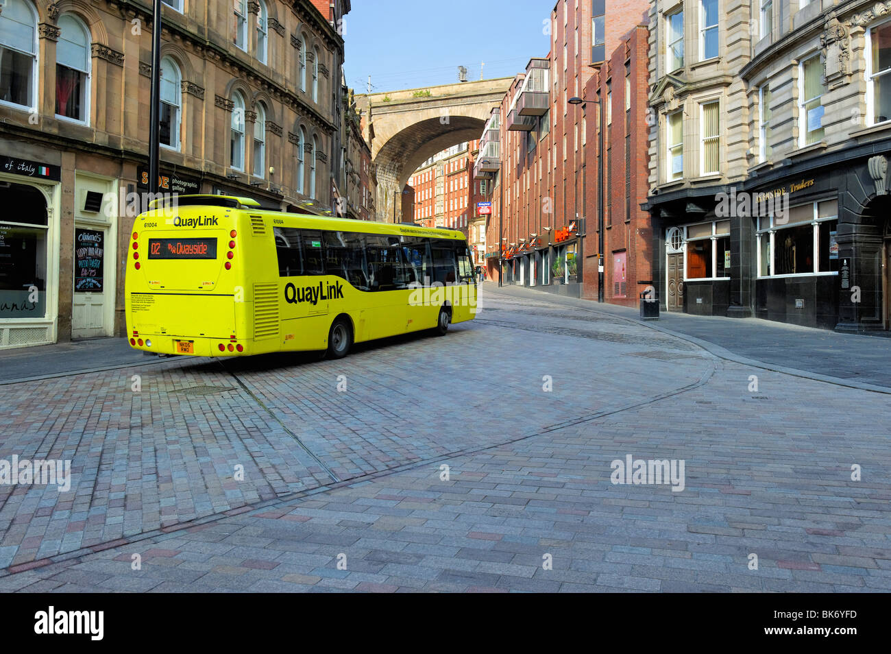 Autobus QuayLink voce la collina fino al lato che porta verso Dean Street, Newcastle-upon-Tyne Foto Stock