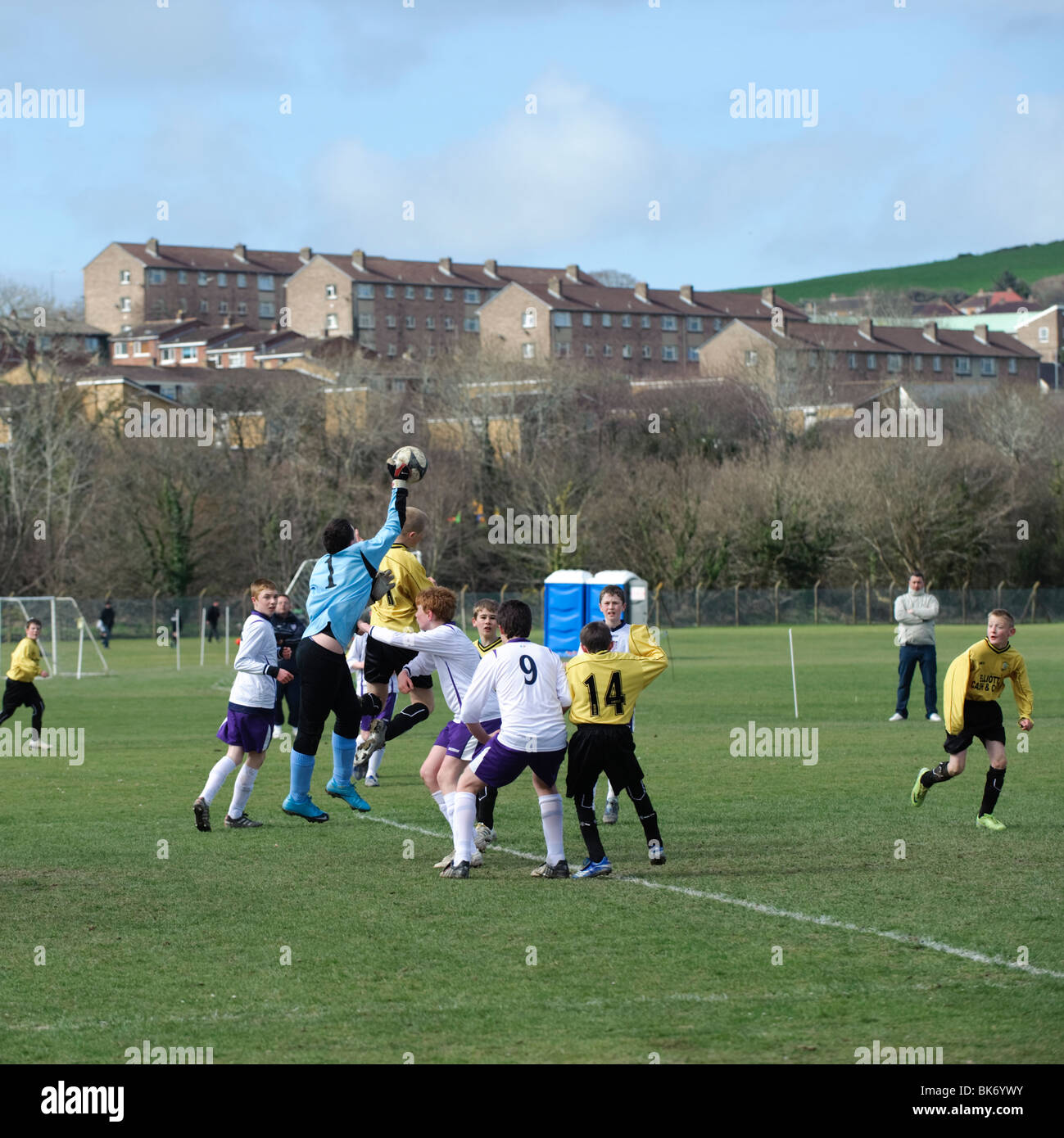 Bambini I bambini adolescenti che giocano nel parco di un calcio giovanile torneo di calcio, Aberystwyth Wales UK Foto Stock