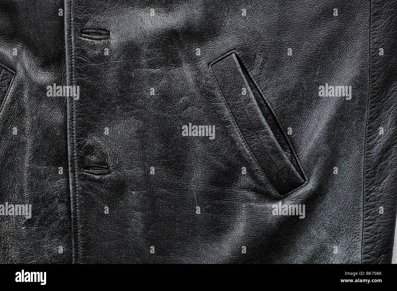 Dettaglio della tasca di un vecchio nero indossato giacca di pelle Foto Stock