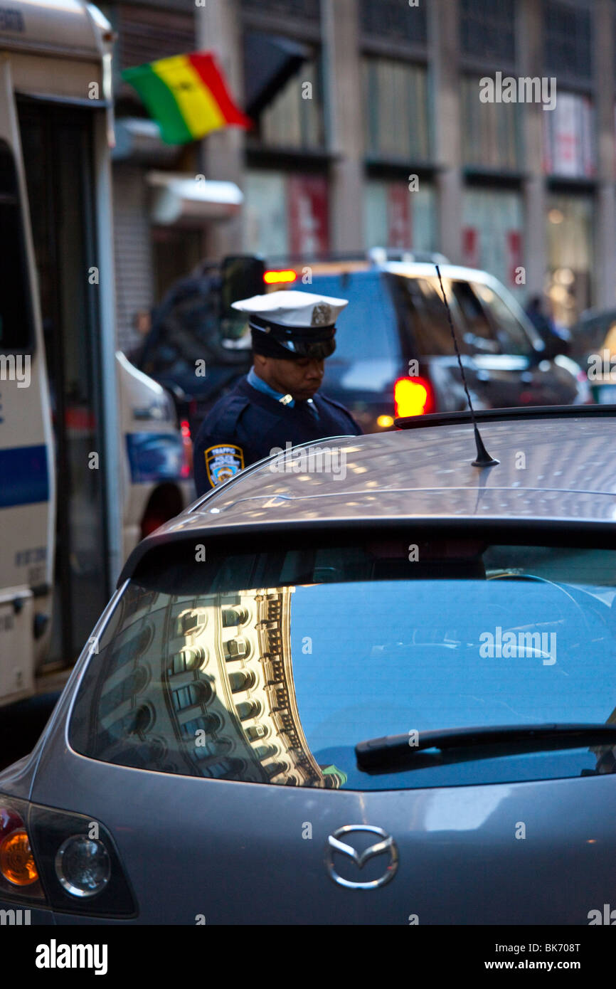 Il poliziotto del traffico scrivendo un biglietti per il parcheggio di Tribeca, Manhattan, New York Foto Stock