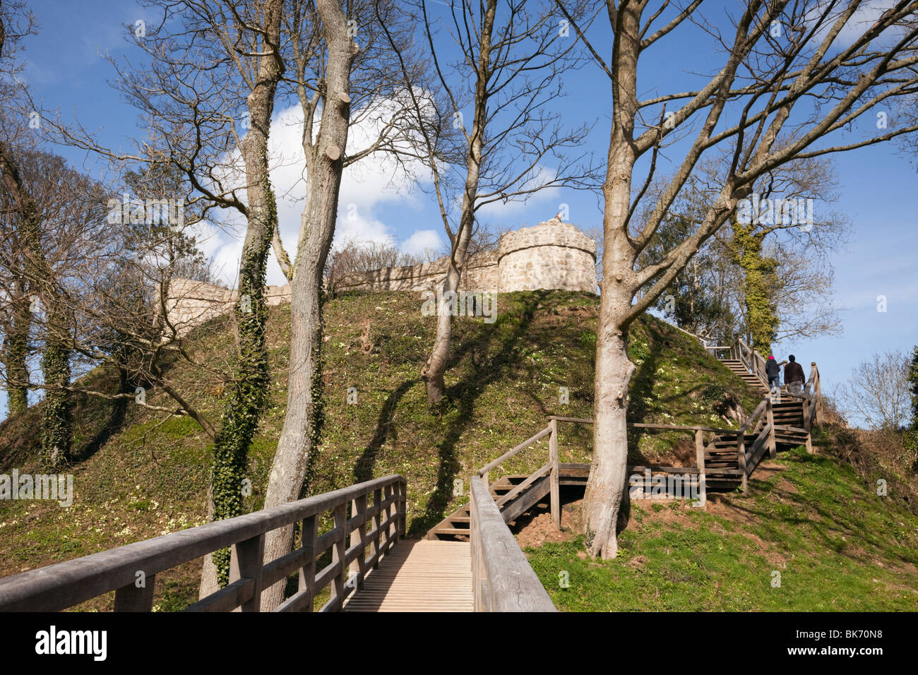 Passerella in legno sul fossato intorno alle rovine del castello di Castell Aberlleiniog. Llangoed, Isola di Anglesey (Ynys Mon), Galles del Nord, Regno Unito. Foto Stock