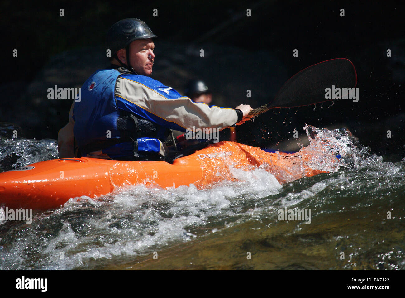 CLOSEUP UOMO IN KAYAK indossando tappi NASO IN RAPIDS BULL SLUICE FIUME CHATTOOGA GEORGIA SOUTH CAROLINA WHITEWATER kayak Foto Stock