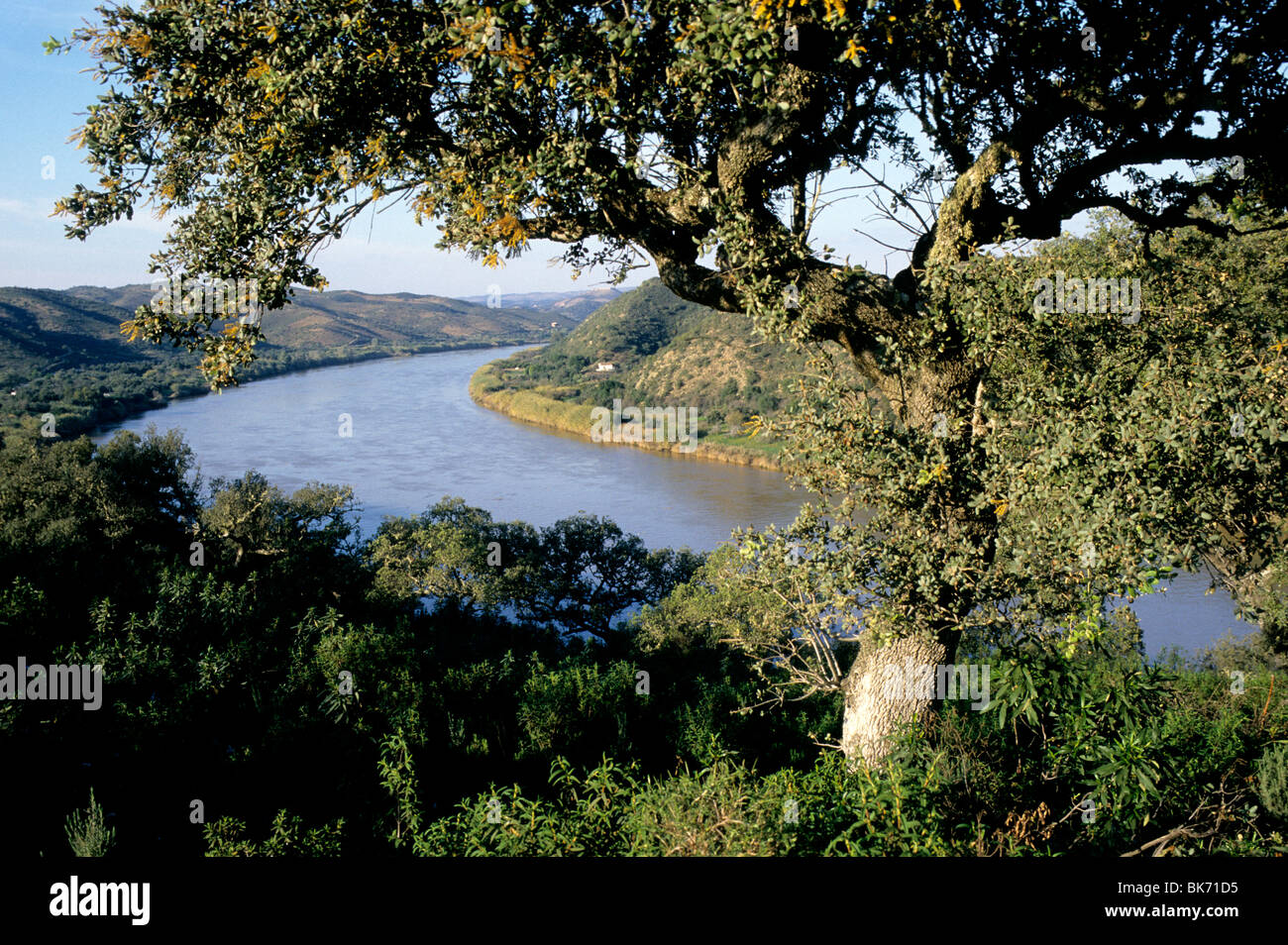Il fiume Guadiana in Portogallo meridionale della provincia di Algarve. Il fiume forma un confine naturale tra la Spagna e il Portogallo. Foto Stock