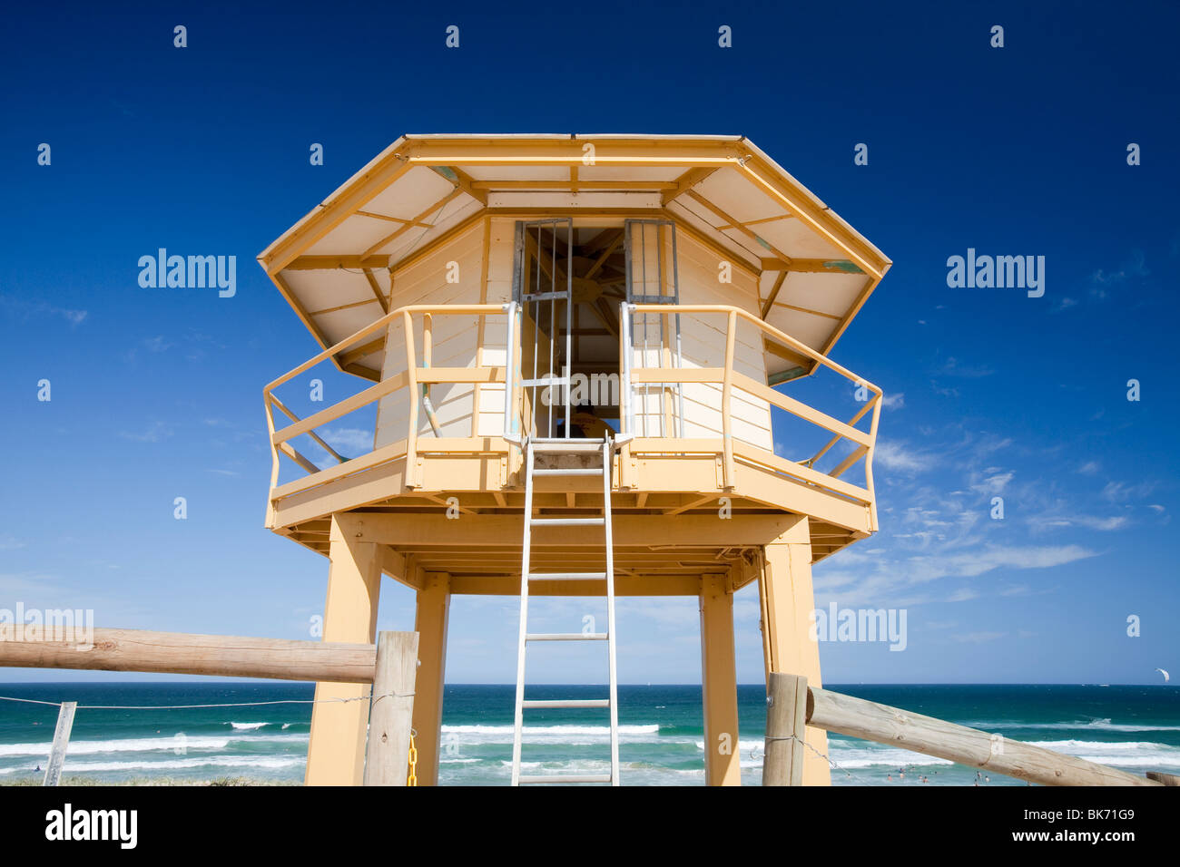 Un bagnini della torre di vedetta su una spiaggia alla periferia di Sydney, Australia. Foto Stock