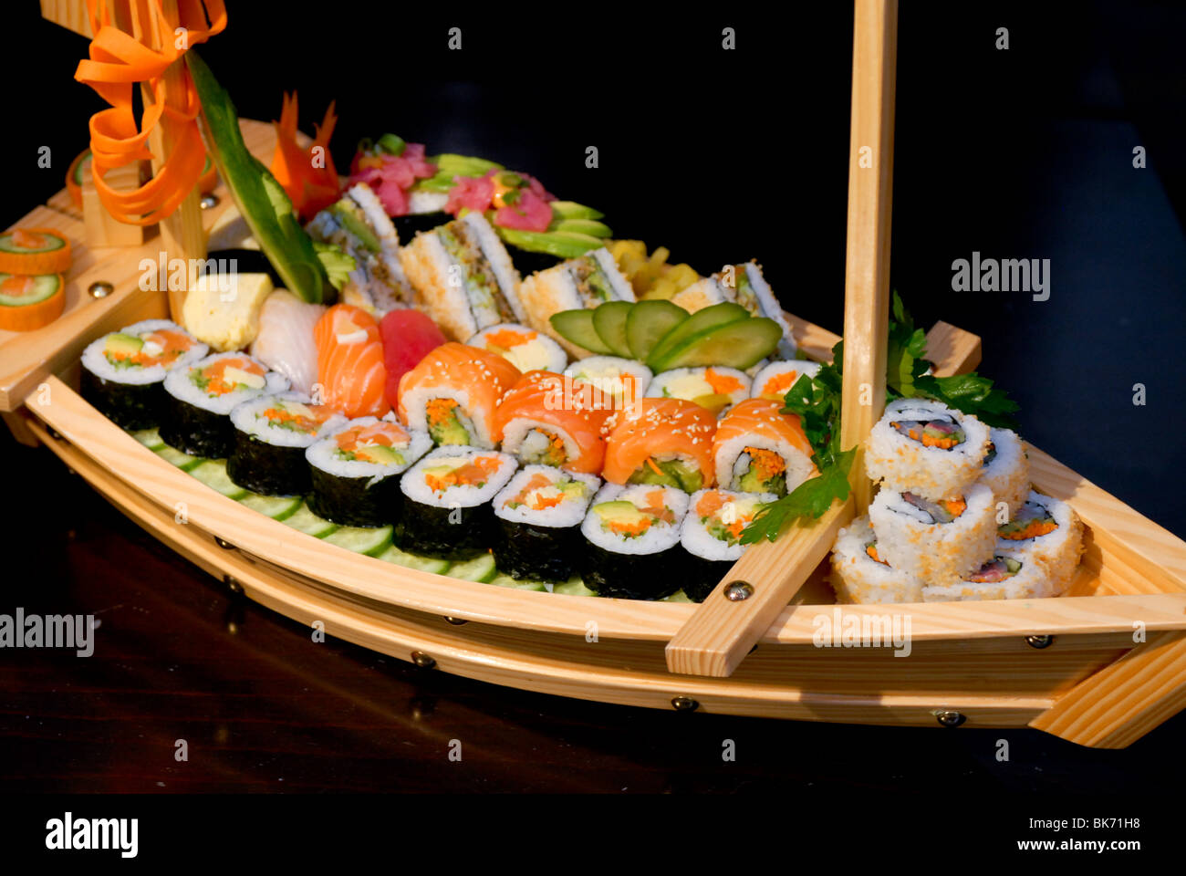 Barca Di Legno Con I Lotti Dei Sushi Con Lo Zenzero Ed Il Wasabi Fotografia Stock - Immagine Di - 8