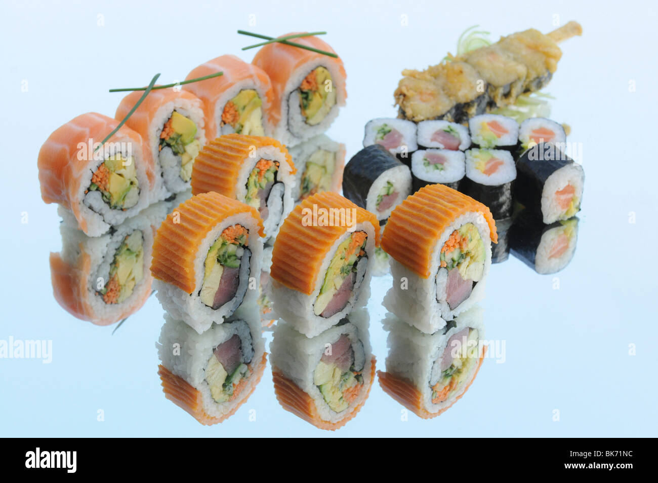 Assortimento di Sushi compresi: Sushi Maki, futo maki, Insideout sushi e tempura Foto Stock