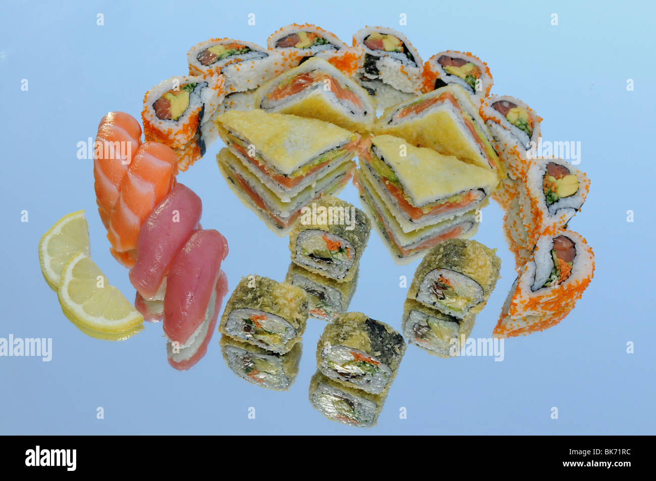 Assortimento di Sushi compresi: Sushi Maki, futo maki, Insideout e sandwich di sushi Foto Stock