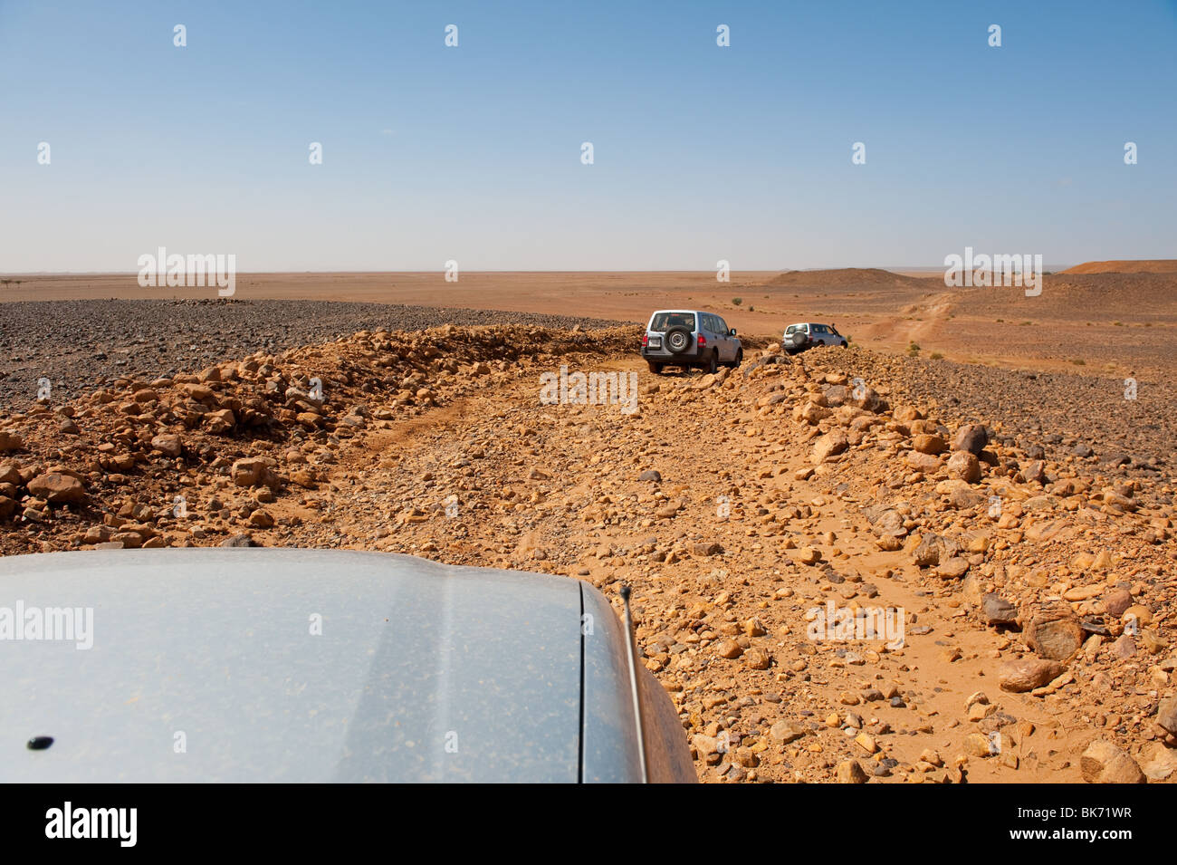 Si tratta di una immagine di un veicolo fuoristrada convoglio nel deserto. Foto Stock