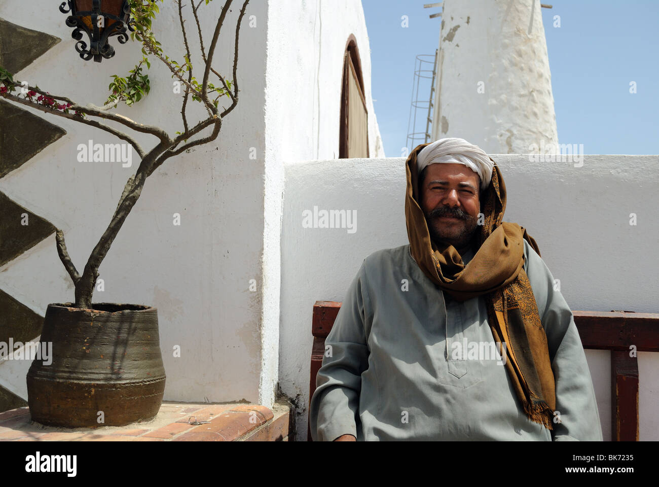 Egyptian uomo seduto davanti a casa sua a Hurghada, Egitto Foto Stock