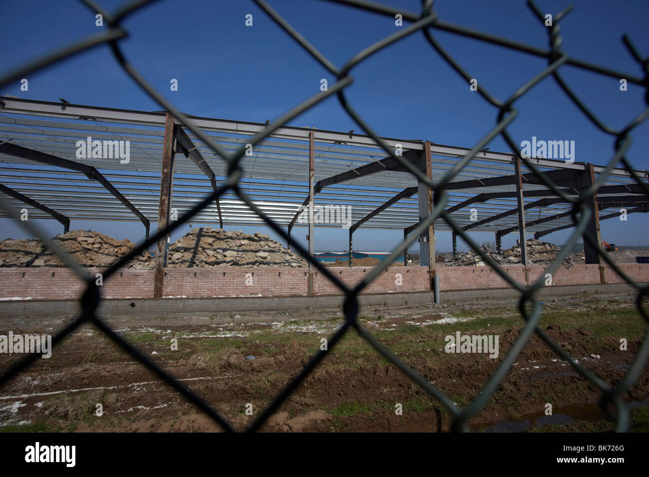 Recinzioni in fabbrica di demolizione del sito di sviluppo in Irlanda del Nord Regno Unito Foto Stock