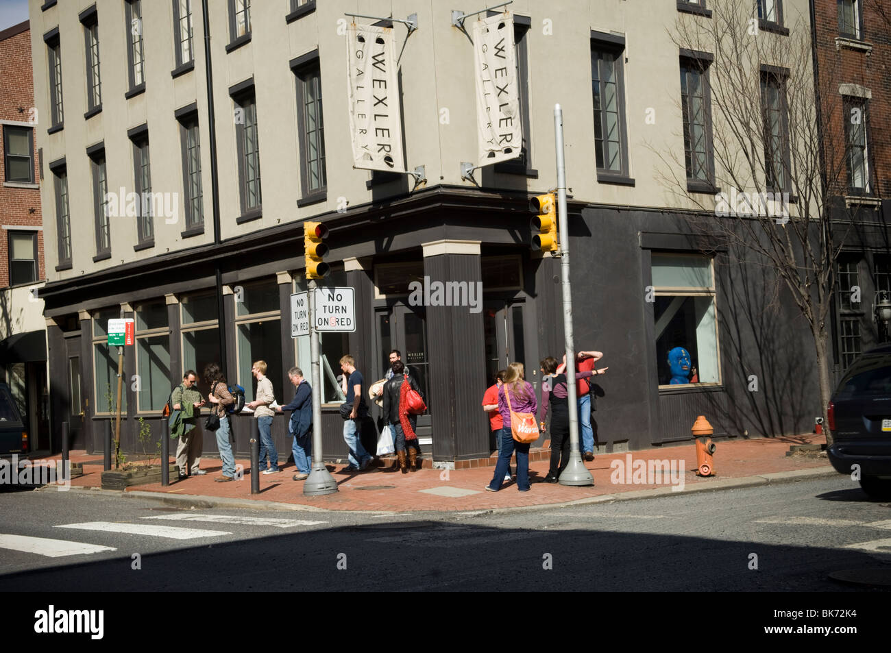 Gli amanti dell'arte outsie una galleria d'arte nella città vecchia di Philadelphia, PA Mercoledì, 31 marzo 2010. (© Francesca M. Roberts) Foto Stock