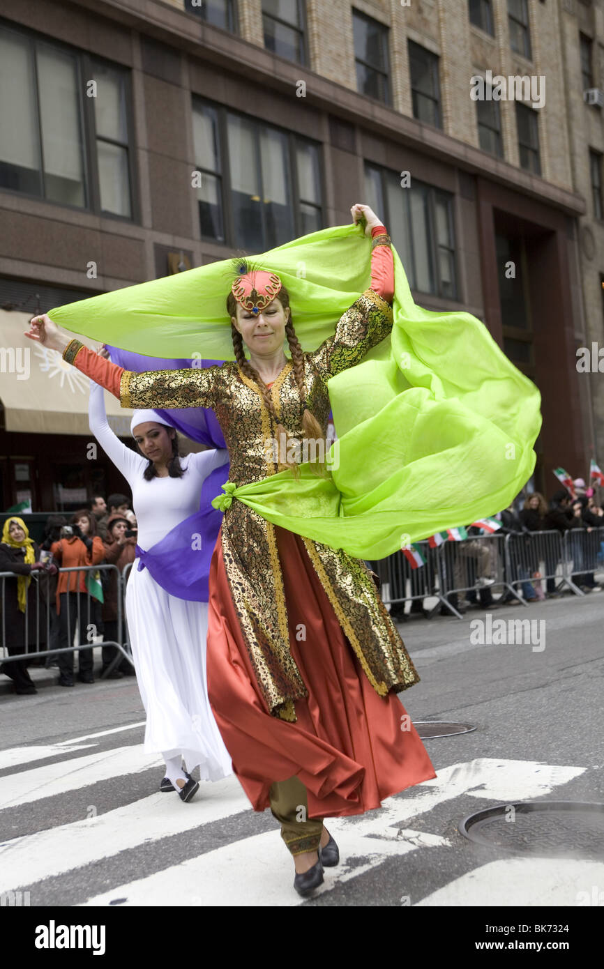 Annuale (Persiano iraniana) sfilano su Madison Avenue a New York City. Foto Stock