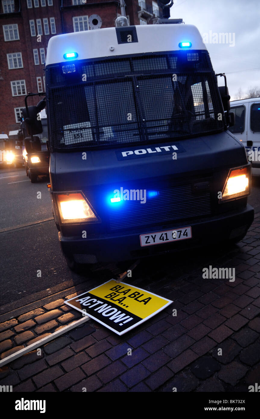 COP 15 Copenhagen vertice sul clima.svoltasi nel dicembre09 in Danimarca la città capitale.tumulti dimostrazioni.polizia van's Sposta in. Foto Stock COP 15 Copenhagen vertice sul clima.svoltasi nel dicembre09 in Danimarca la città capitale.tumulti dimostrazioni.polizia van's Sposta in. Foto Stock
