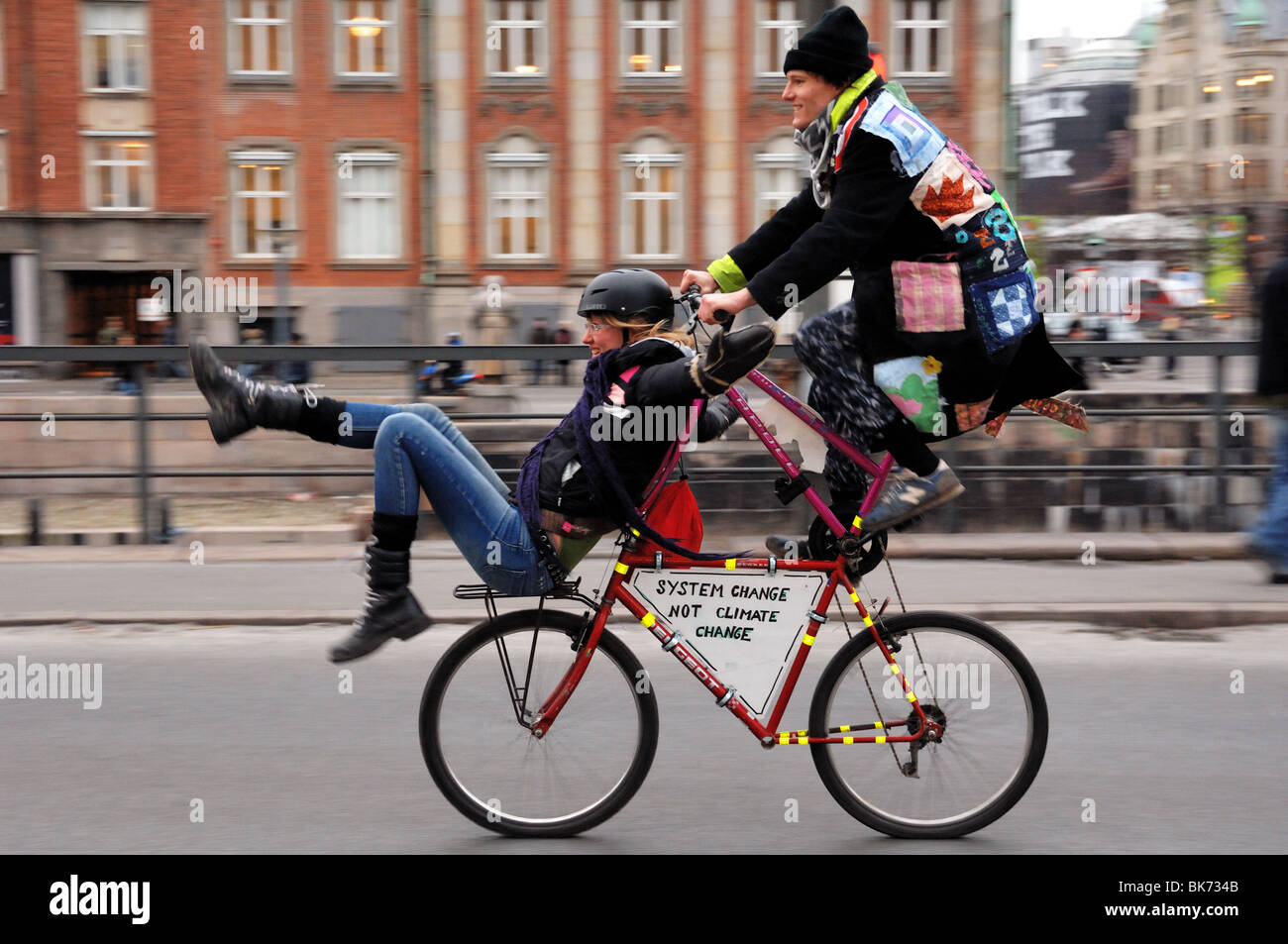 COP 15 Copenhagen vertice sul clima.svoltasi nel dicembre09 in Danimarca la città capitale.2 del dimostratore su una bici push voice un parere Foto Stock