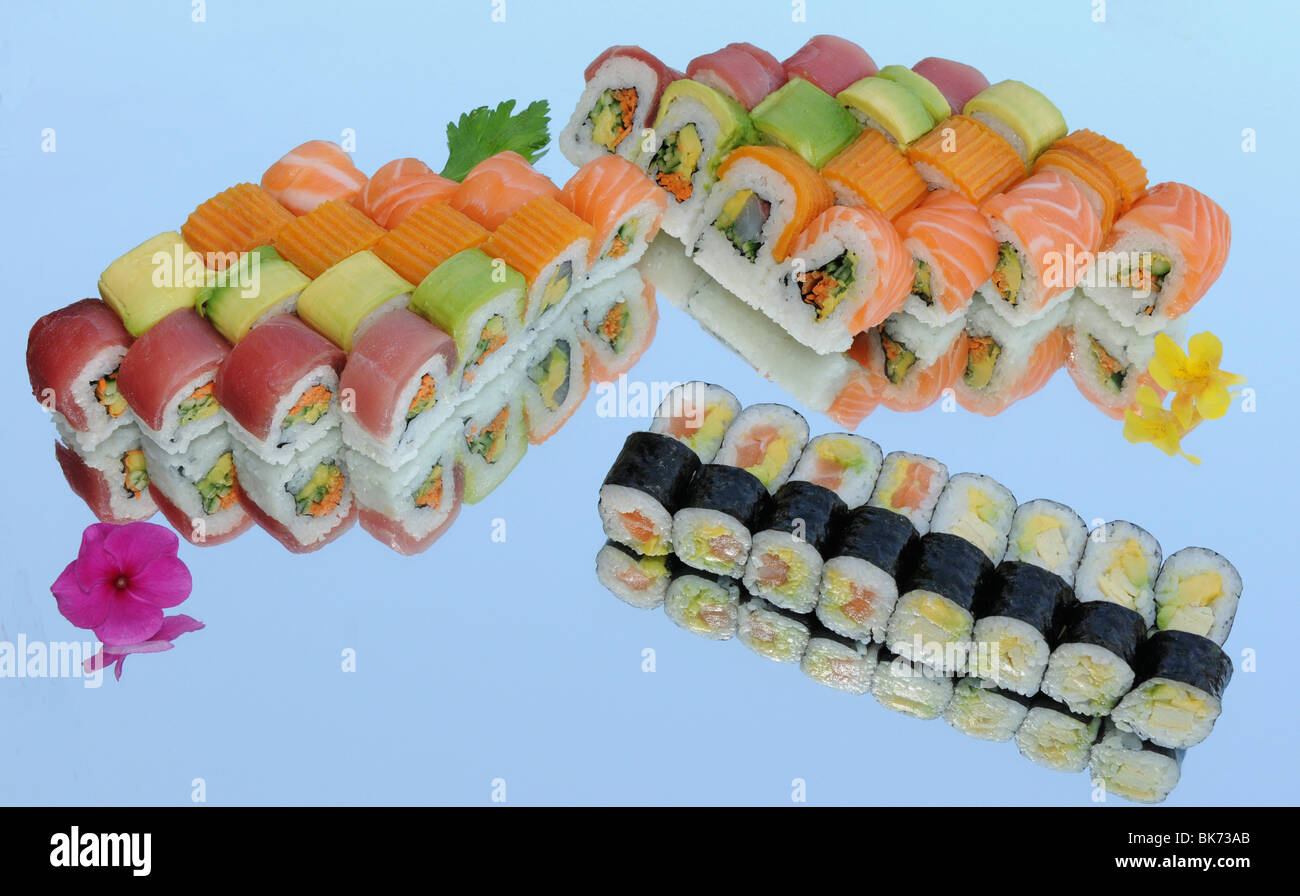 Assortimento di Sushi compresi: Sushi Maki, futo maki e Insideout Foto Stock