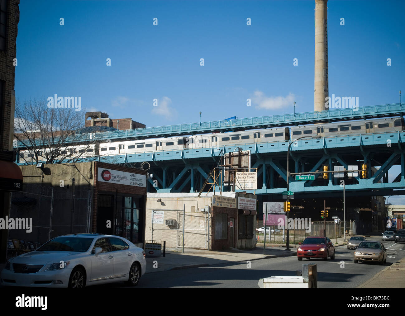 Un Patco commuter train attraversa il Benjamin Franklin Bridge nella vecchia città di Philadelphia, PA Foto Stock