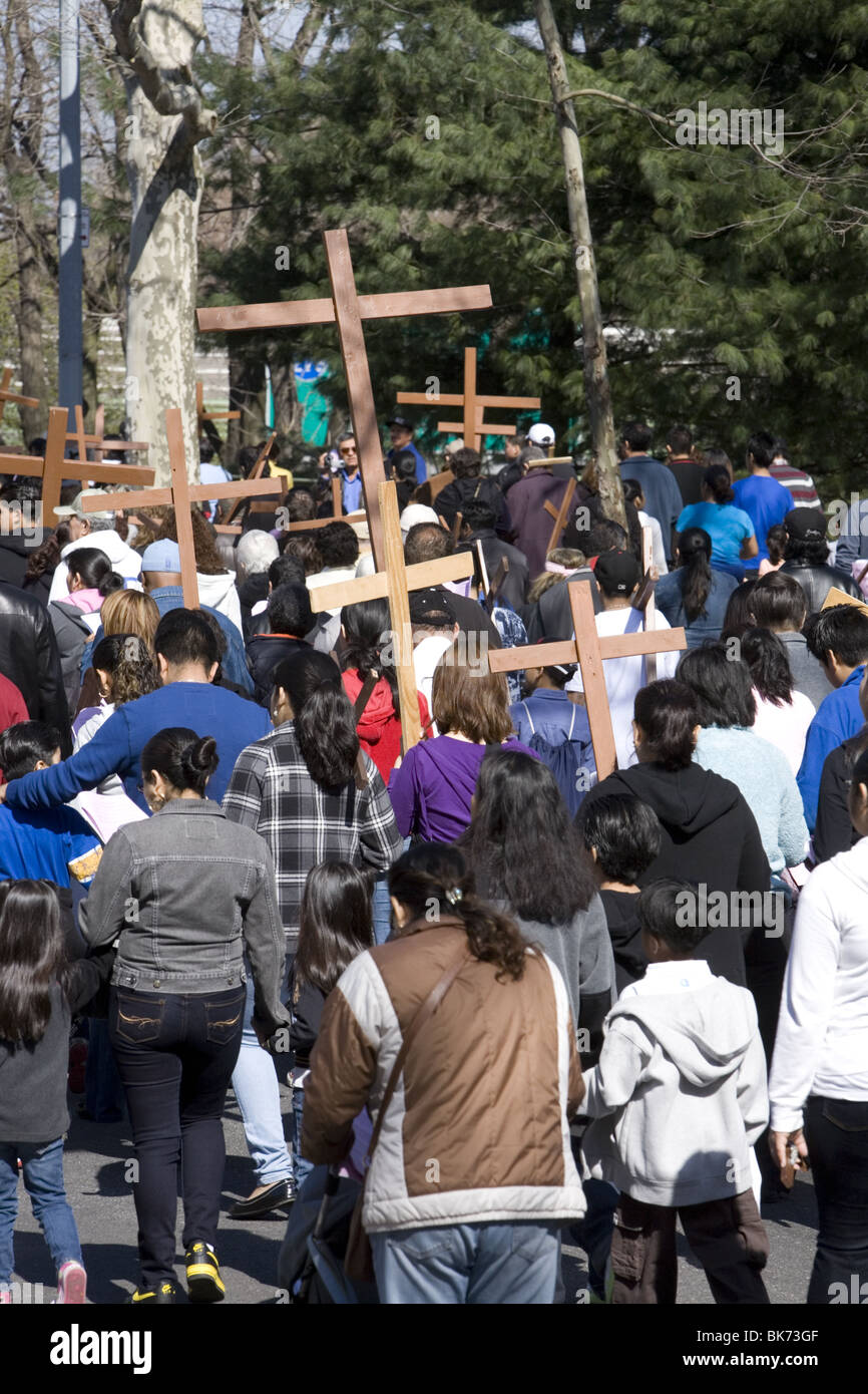 I cattolici romani di vari gruppi etnici partecipare il Venerdì Santo in una processione di 'Le stazioni della croce' Foto Stock
