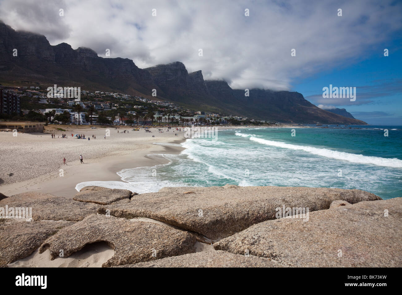 Vista panoramica della spiaggia di Camps Bay nei pressi di Città del Capo, Sud Africa, con dodici Apostels Foto Stock
