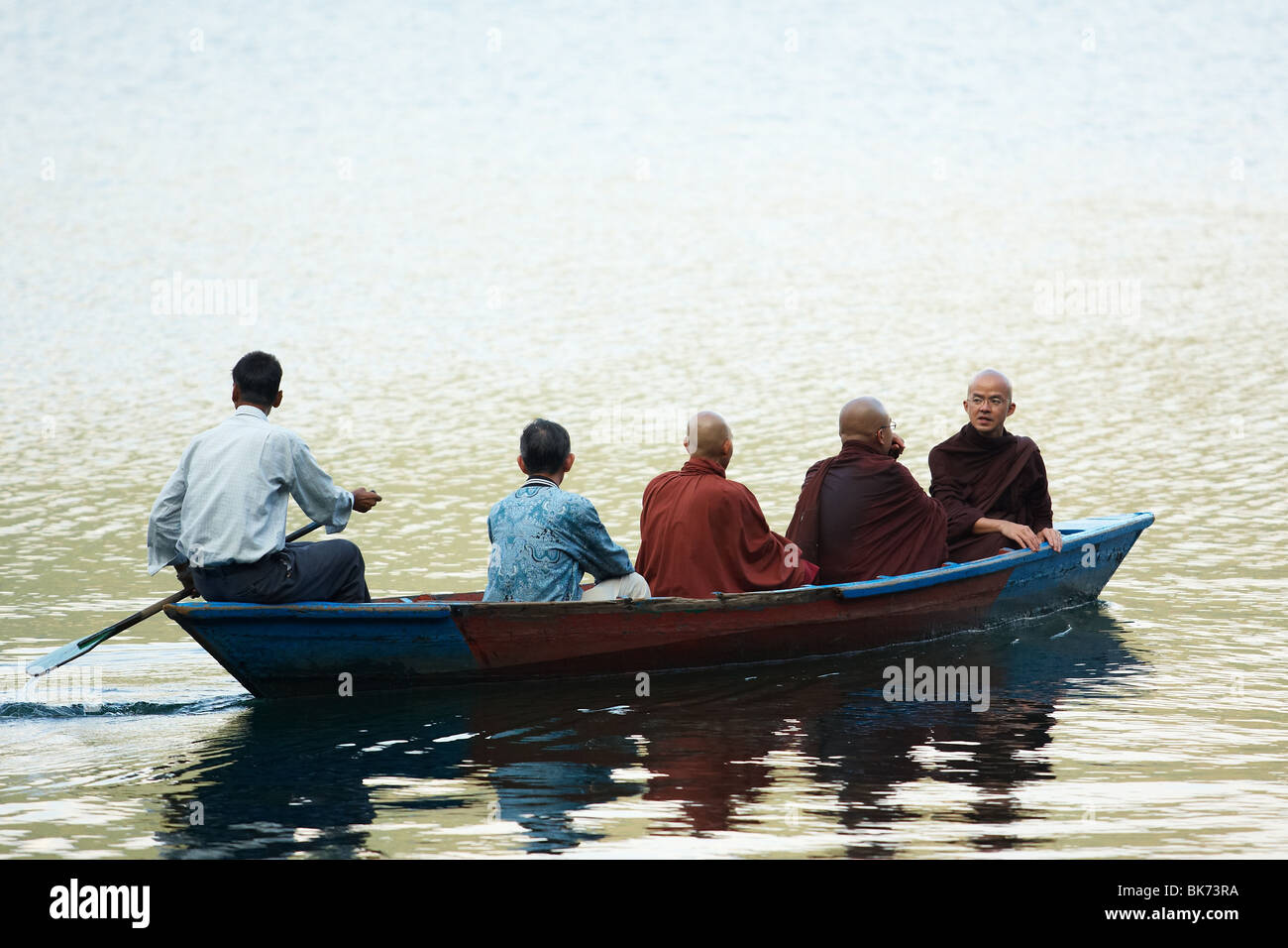 I monaci buddisti in canoa sul lago Pewha in Pokhara, Nepal Lunedì 26 Ottobre, 2009. Foto Stock