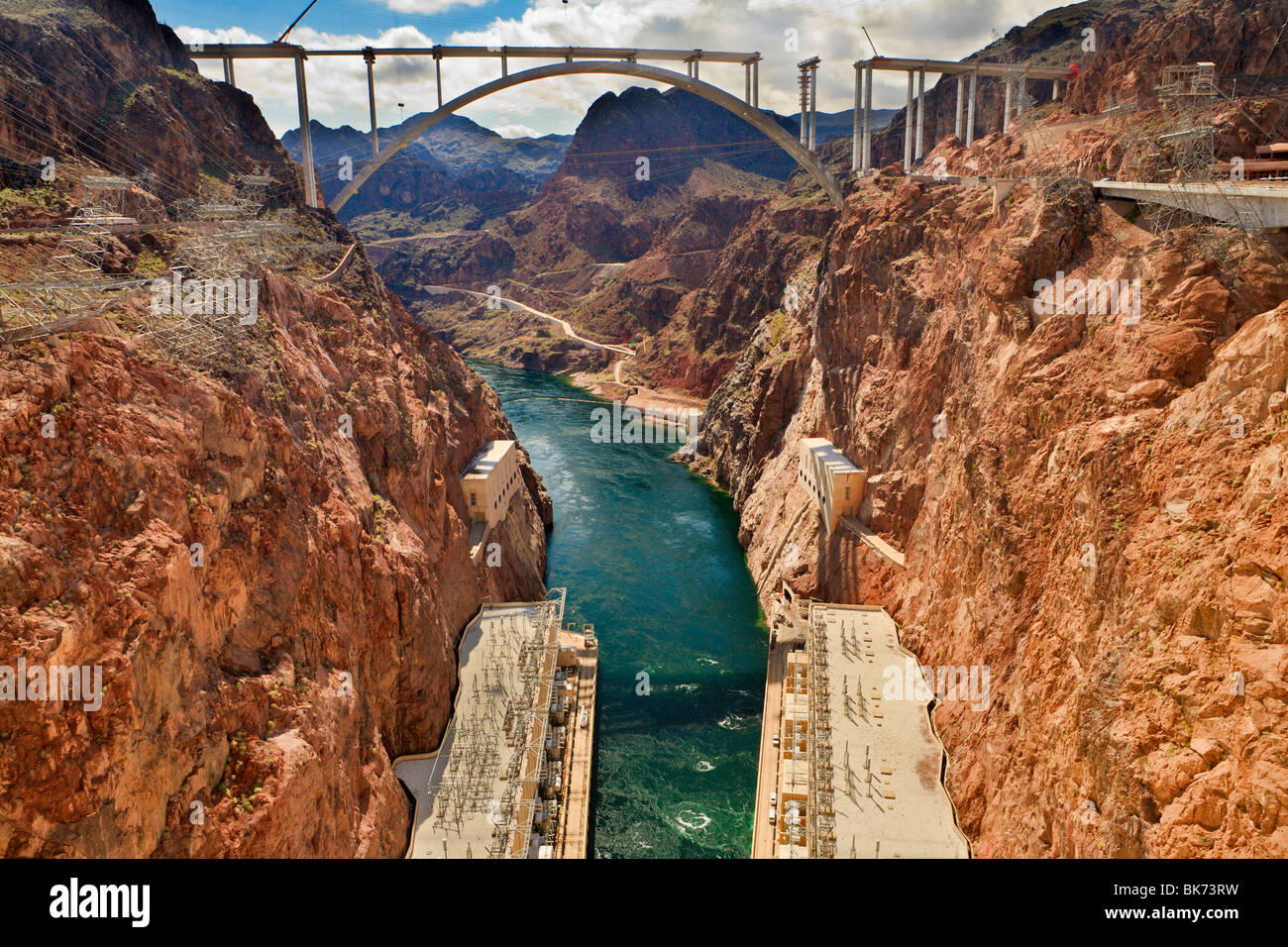 Costruzione di un nuovo ponte vicino alla famosa in tutto il mondo di Hoover Città Dam-Boulder, Nevada, Stati Uniti d'America. Foto Stock