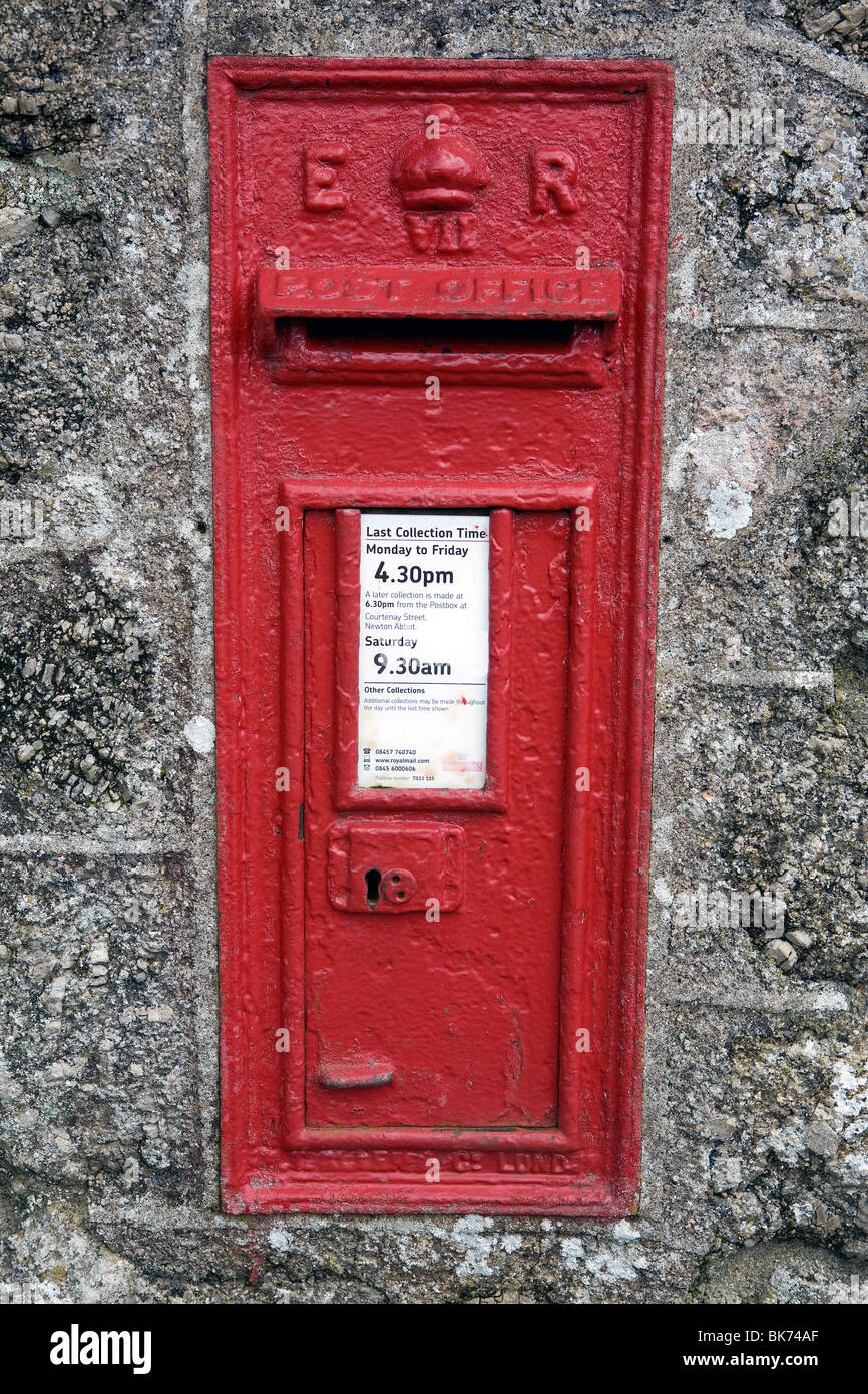 Un Edward VII postbox in un muro di pietra. Foto Stock