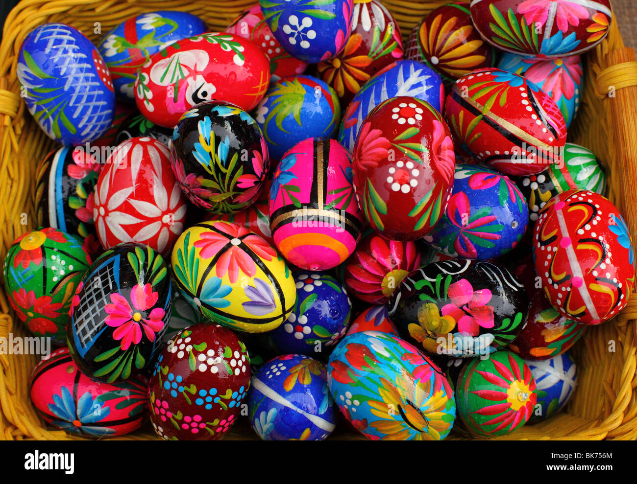 Fatto a mano colorate uova di Pasqua in un cestello Foto Stock