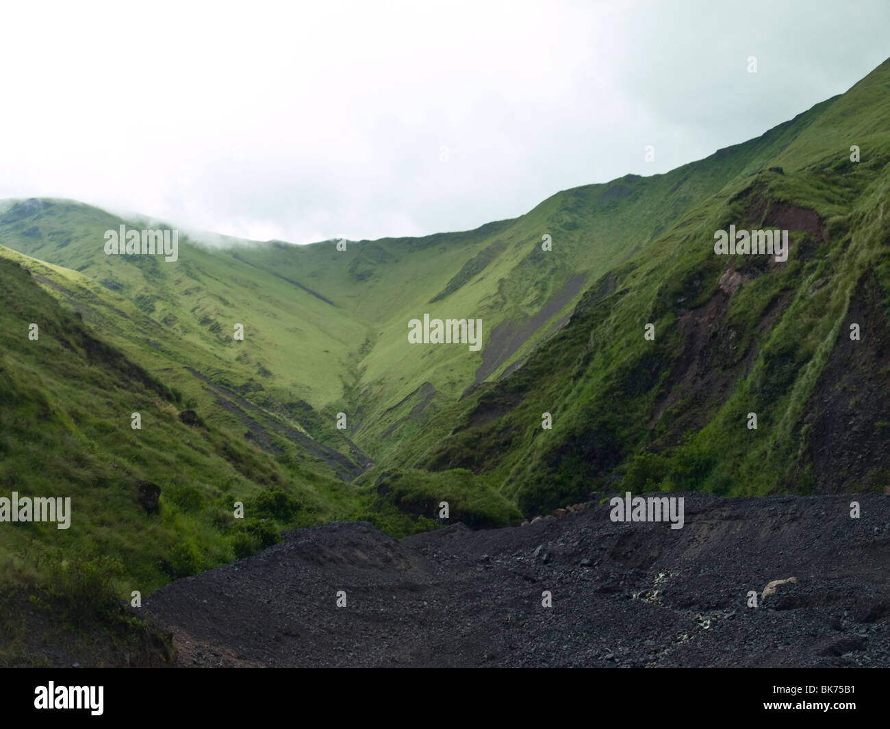 Top di montagna circondato da nuvole ricoperti di licheni e sabbia vulcanica. Foto Stock