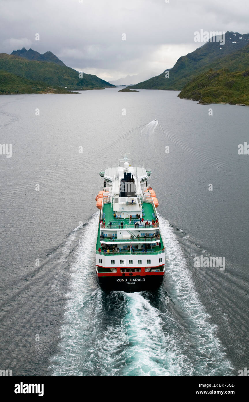 La coastal express liner Hurtigruten "Kong Harald' visto da sopra nel fiordo Raftsundet, a nord della Norvegia. Foto Stock