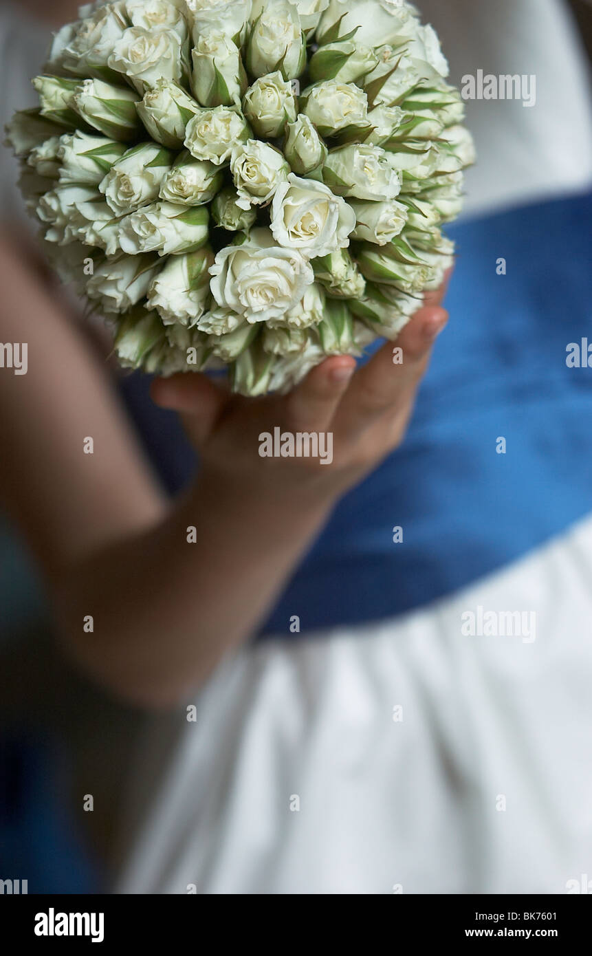 Damigella holding bouquet di nozze Foto Stock
