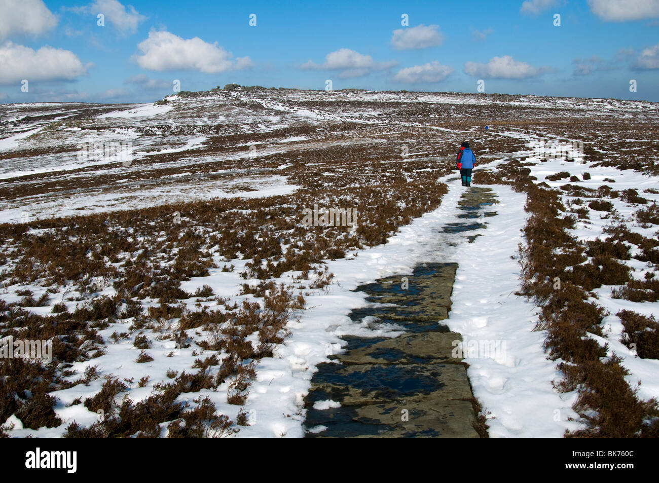 Via fatta da lastre di arenaria sul bordo Derwent, Peak District, Derbyshire, England, Regno Unito Foto Stock
