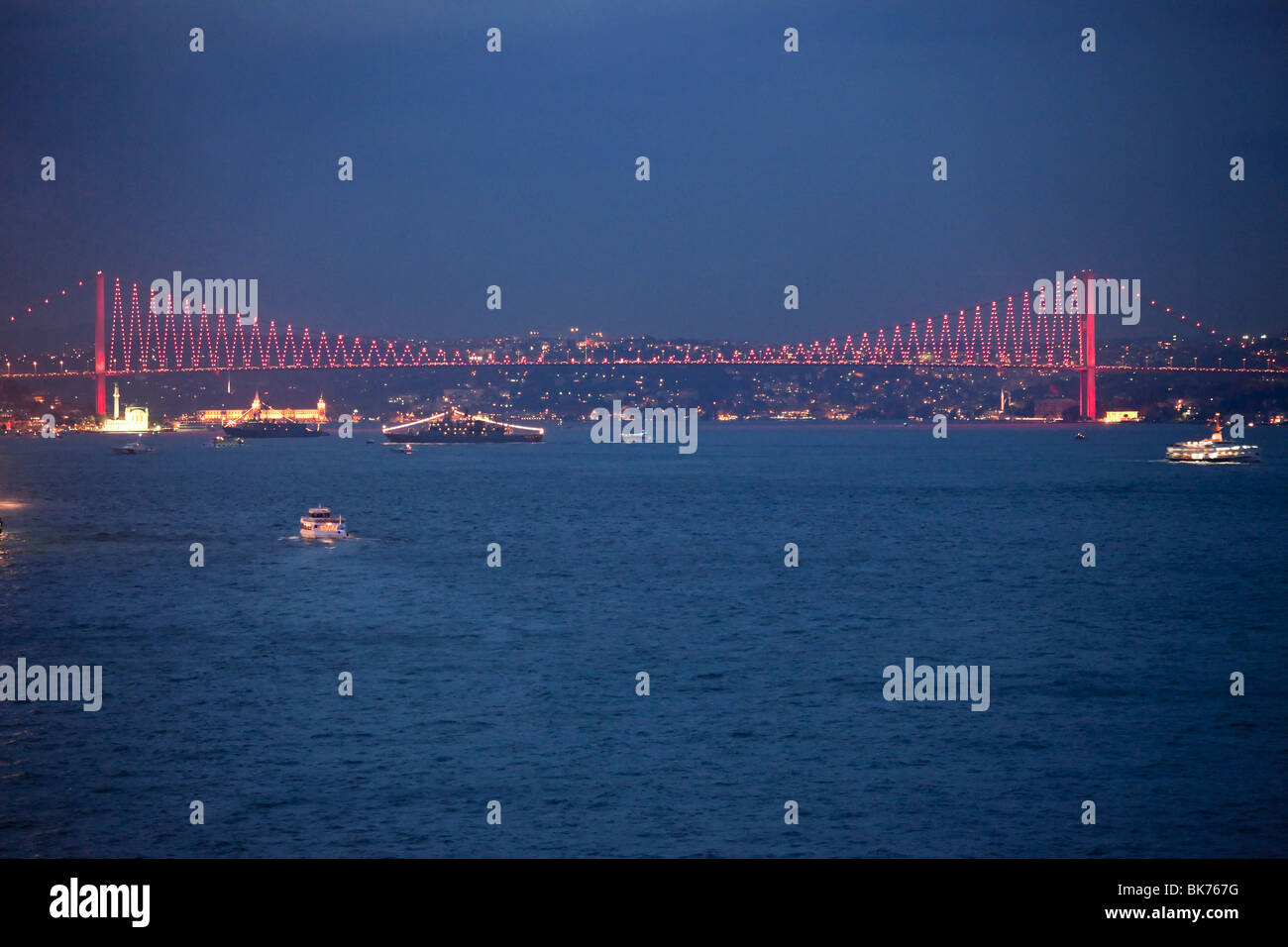 Foto notturna del Ponte sul Bosforo che attraversano lo stretto del Bosforo e il collegamento di Europa e Asia. Foto Stock