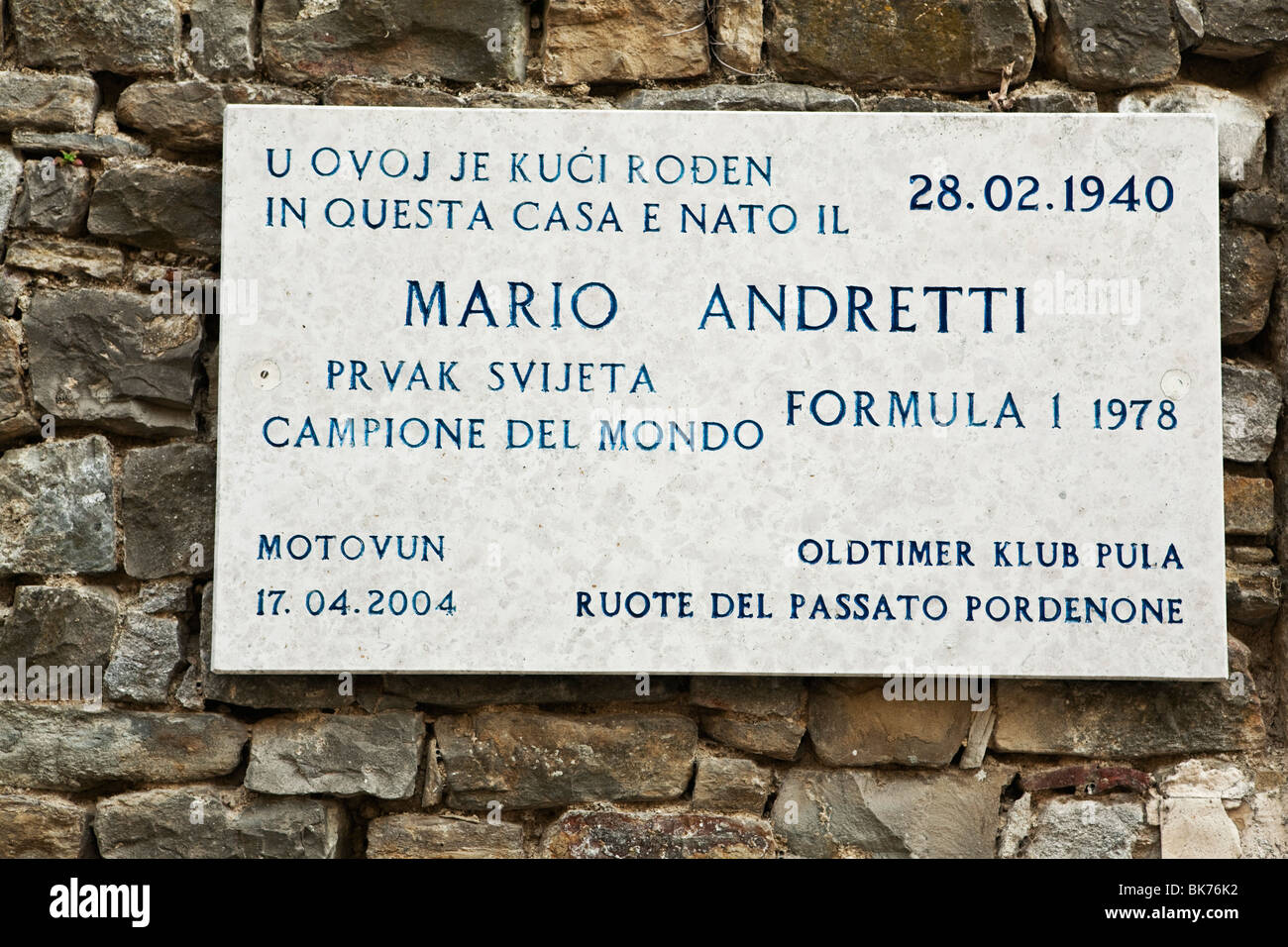 Striscione che mostra il luogo di nascita di formula leggendaria 1racing auto conducente Mario Andretti in Motovun Istria Croazia Foto Stock