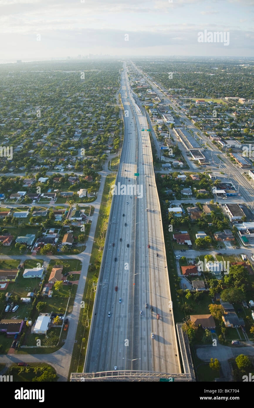 Vista aerea dell'Autostrada Interstatale 95 Guardando verso sud in direzione di Miami, Florida, Stati Uniti d'America Foto Stock