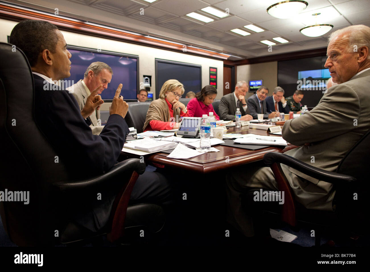 Il presidente Barack Obama assiste a un briefing sull'Afghanistan nella situazione stanza della Casa Bianca, il 9 ottobre, 2009. Foto Stock