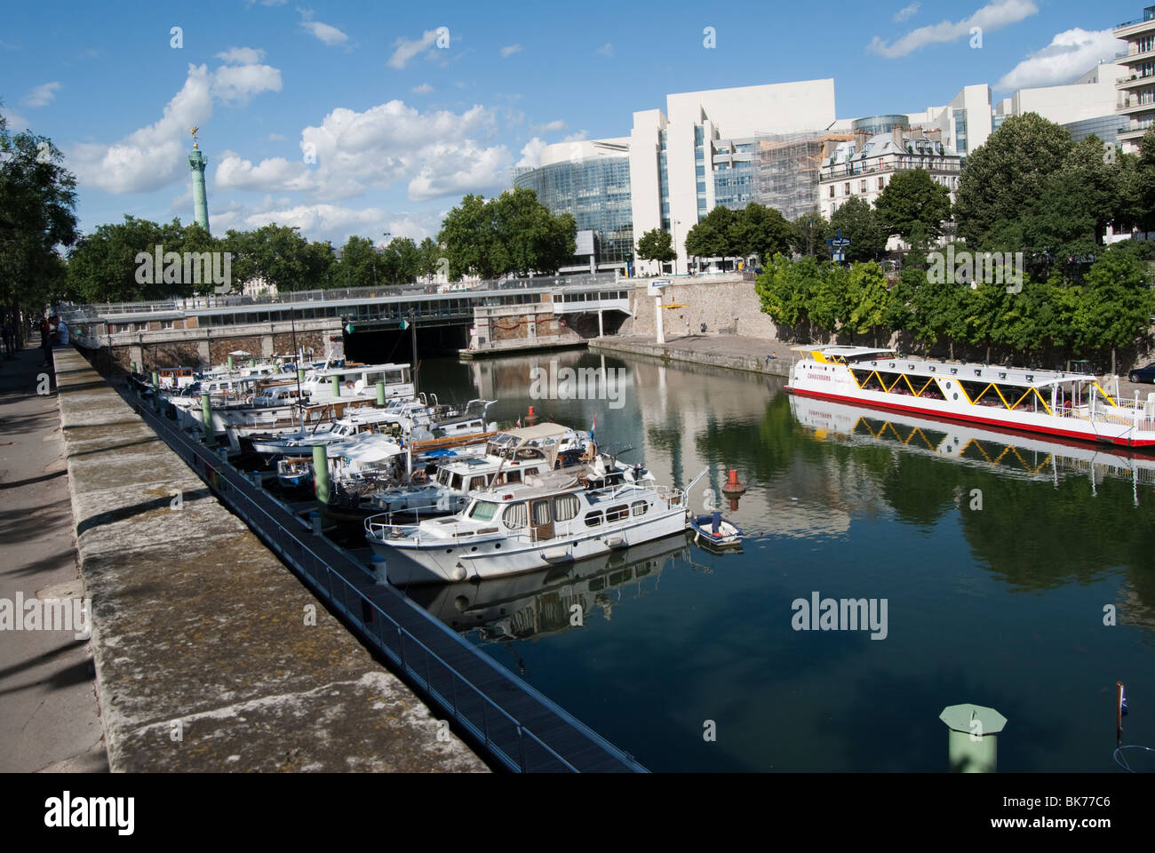 Parigi Francia ancorate barche " Bassin de l'Arsenal " " Port de l'Arsenal " estate Seine " Place de la Bastille " Foto Stock